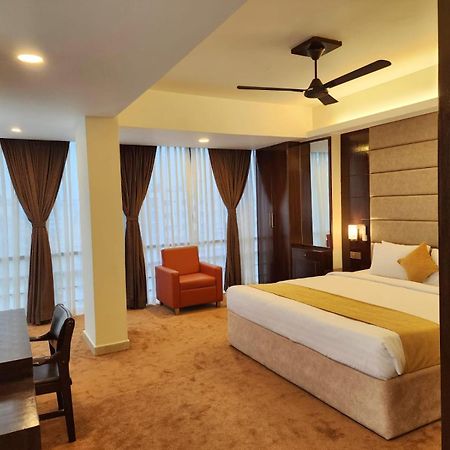 White Park Hotel & Suites Chittagong Bagian luar foto