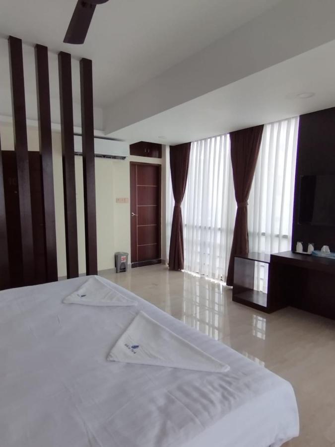 White Park Hotel & Suites Chittagong Bagian luar foto