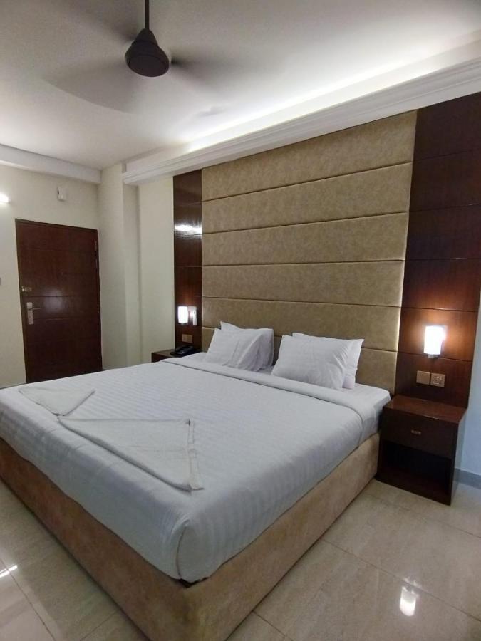 White Park Hotel & Suites Chittagong Bagian luar foto