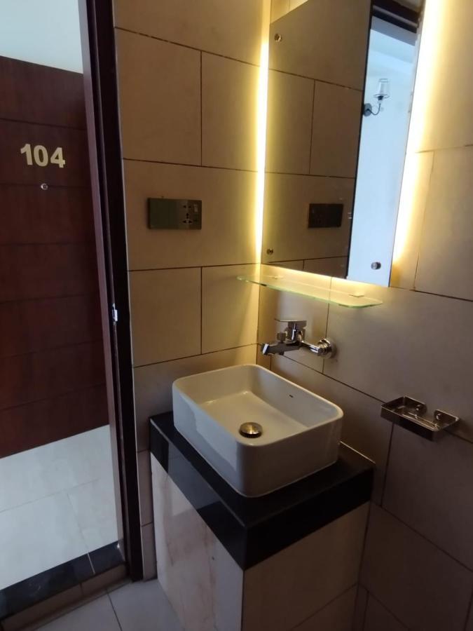 White Park Hotel & Suites Chittagong Bagian luar foto