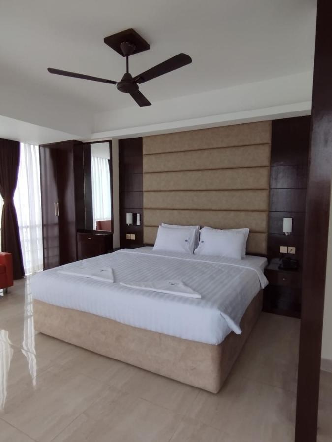 White Park Hotel & Suites Chittagong Bagian luar foto