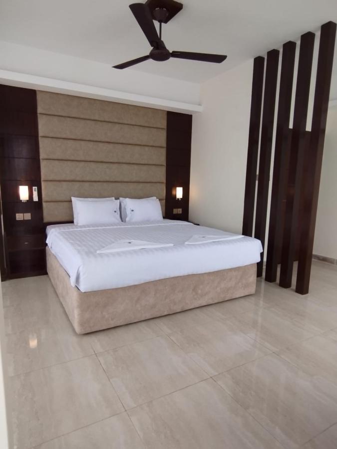 White Park Hotel & Suites Chittagong Bagian luar foto