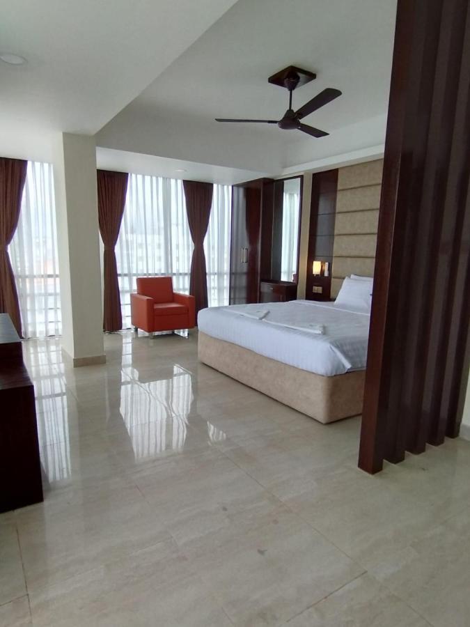 White Park Hotel & Suites Chittagong Bagian luar foto