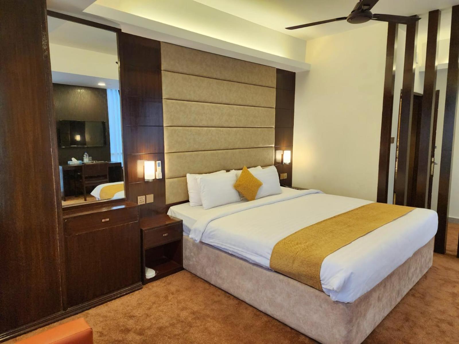 White Park Hotel & Suites Chittagong Bagian luar foto