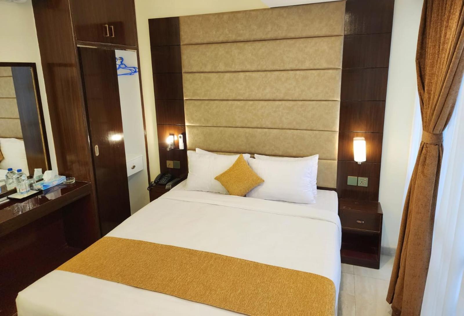 White Park Hotel & Suites Chittagong Bagian luar foto
