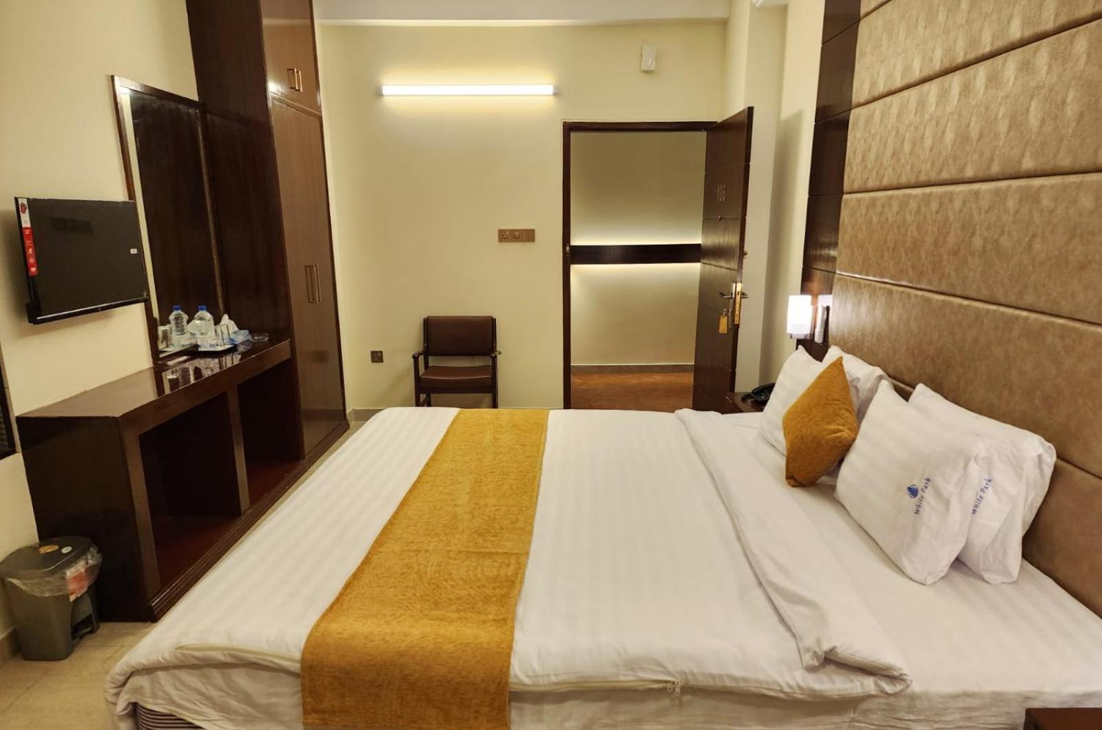 White Park Hotel & Suites Chittagong Bagian luar foto