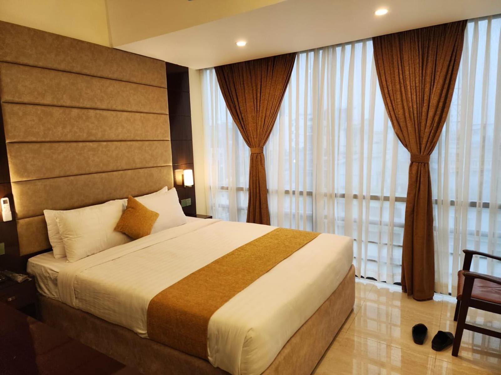 White Park Hotel & Suites Chittagong Bagian luar foto