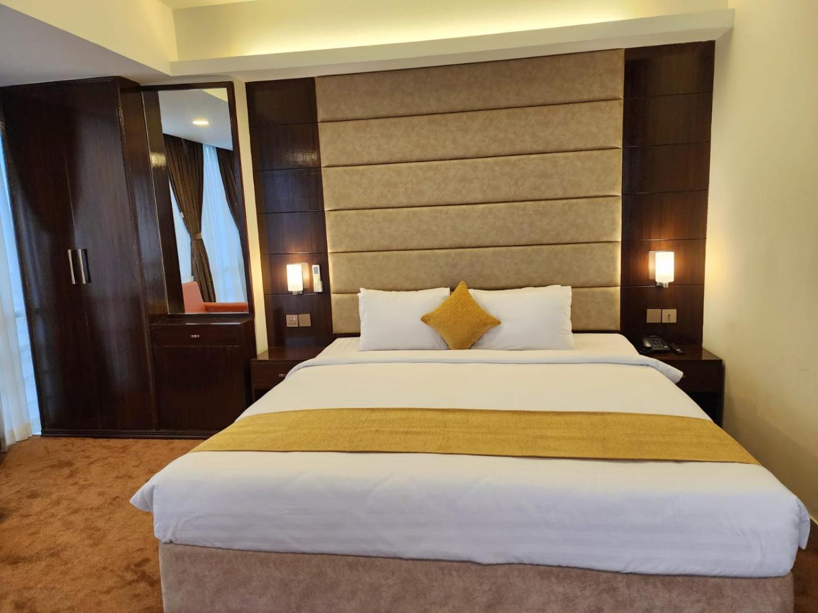 White Park Hotel & Suites Chittagong Bagian luar foto
