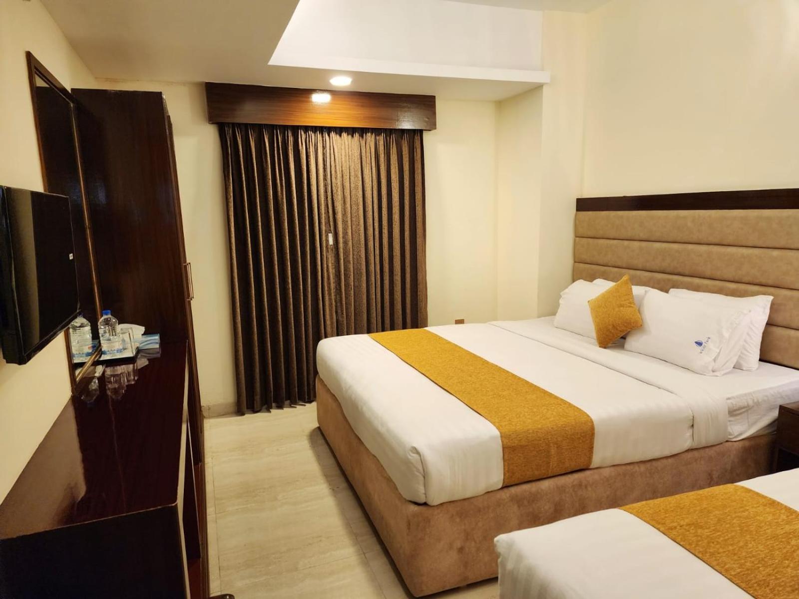 White Park Hotel & Suites Chittagong Bagian luar foto