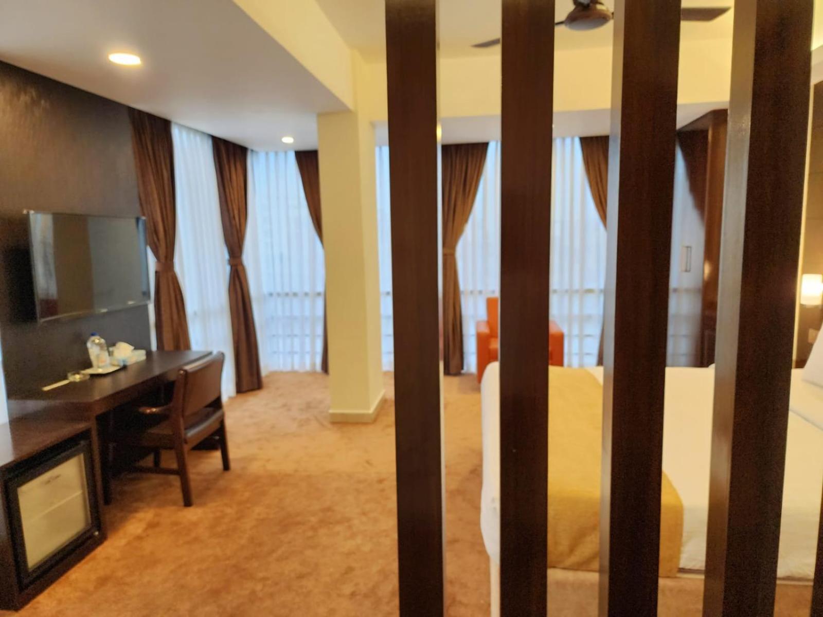 White Park Hotel & Suites Chittagong Bagian luar foto