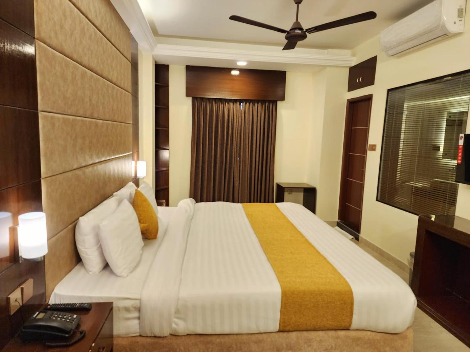 White Park Hotel & Suites Chittagong Bagian luar foto
