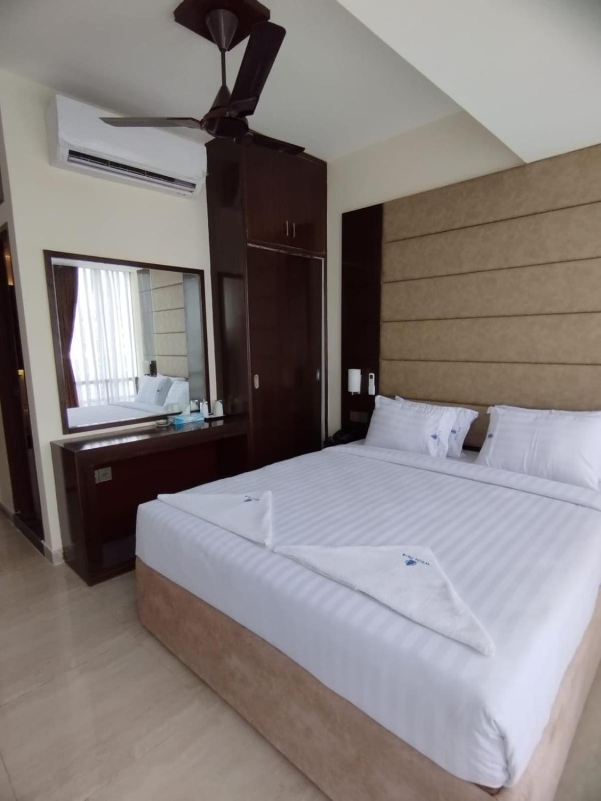 White Park Hotel & Suites Chittagong Bagian luar foto