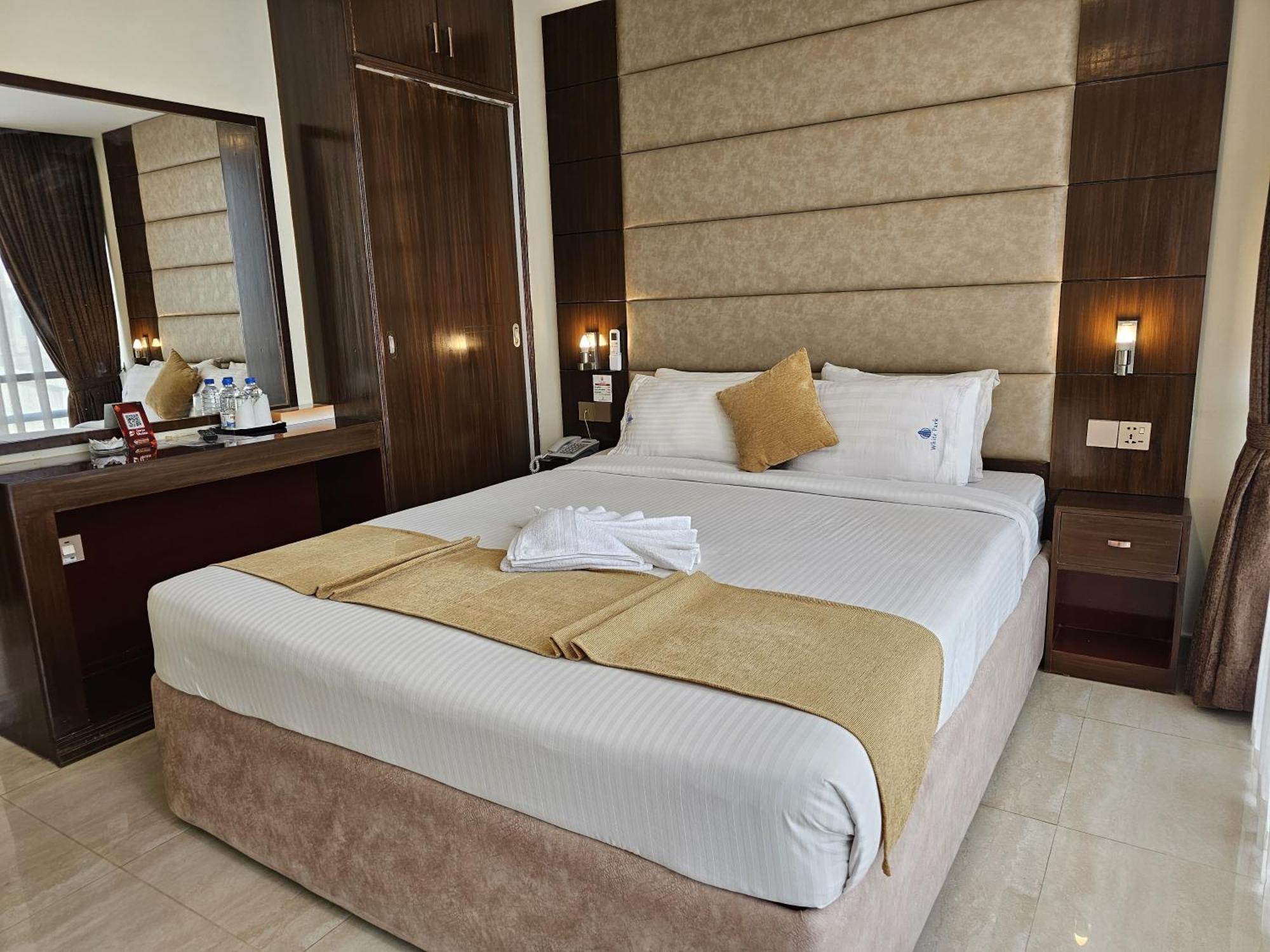White Park Hotel & Suites Chittagong Bagian luar foto