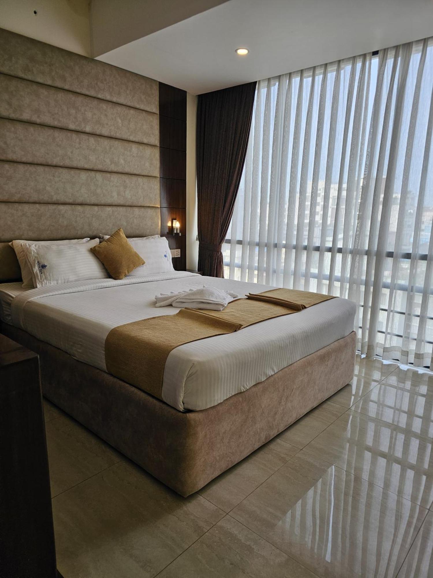 White Park Hotel & Suites Chittagong Bagian luar foto