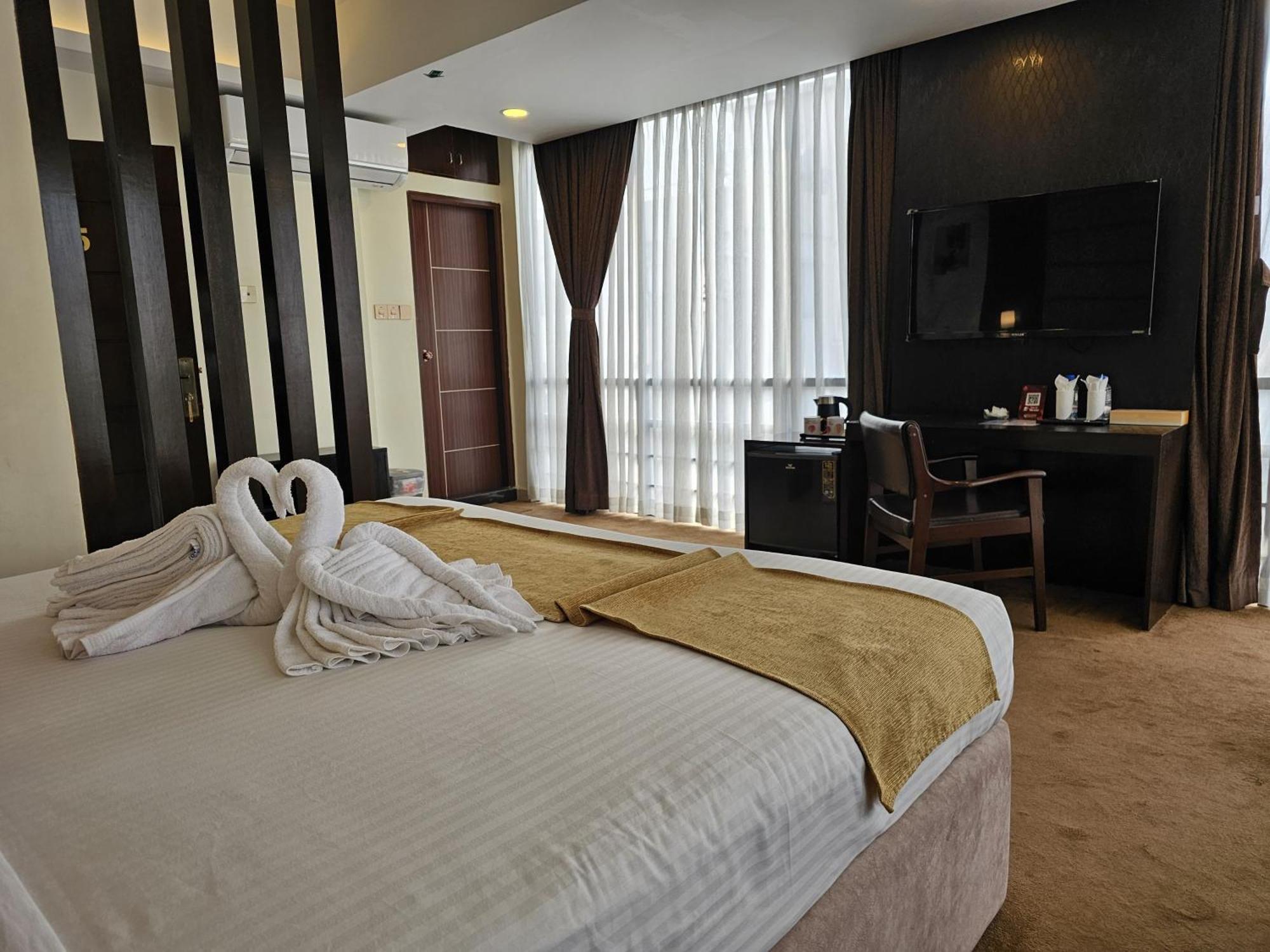 White Park Hotel & Suites Chittagong Bagian luar foto