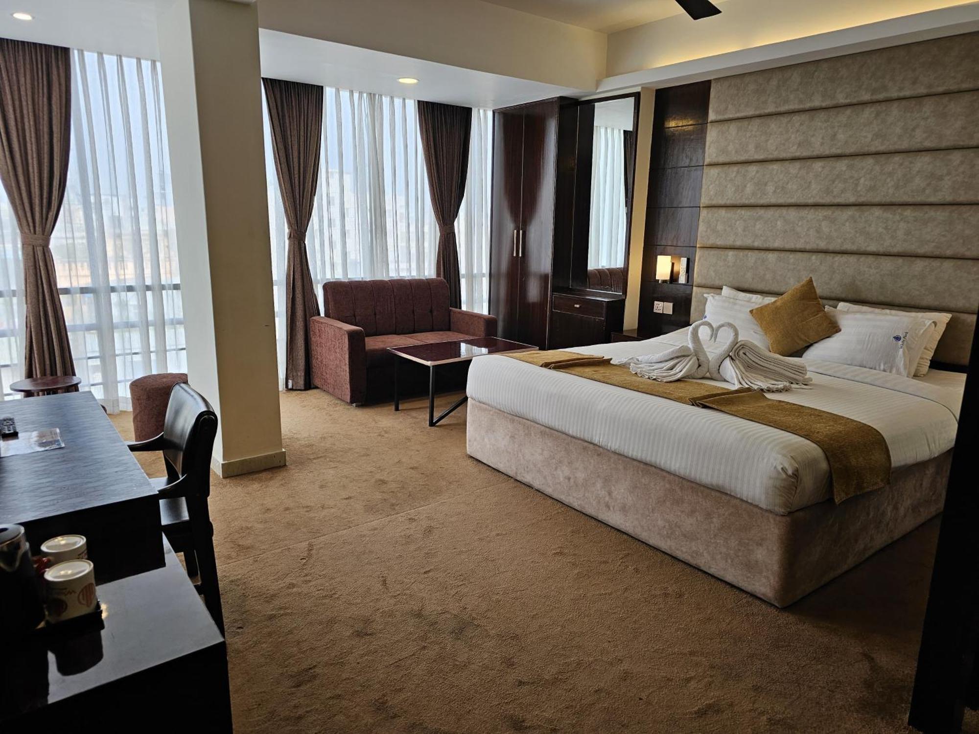 White Park Hotel & Suites Chittagong Bagian luar foto
