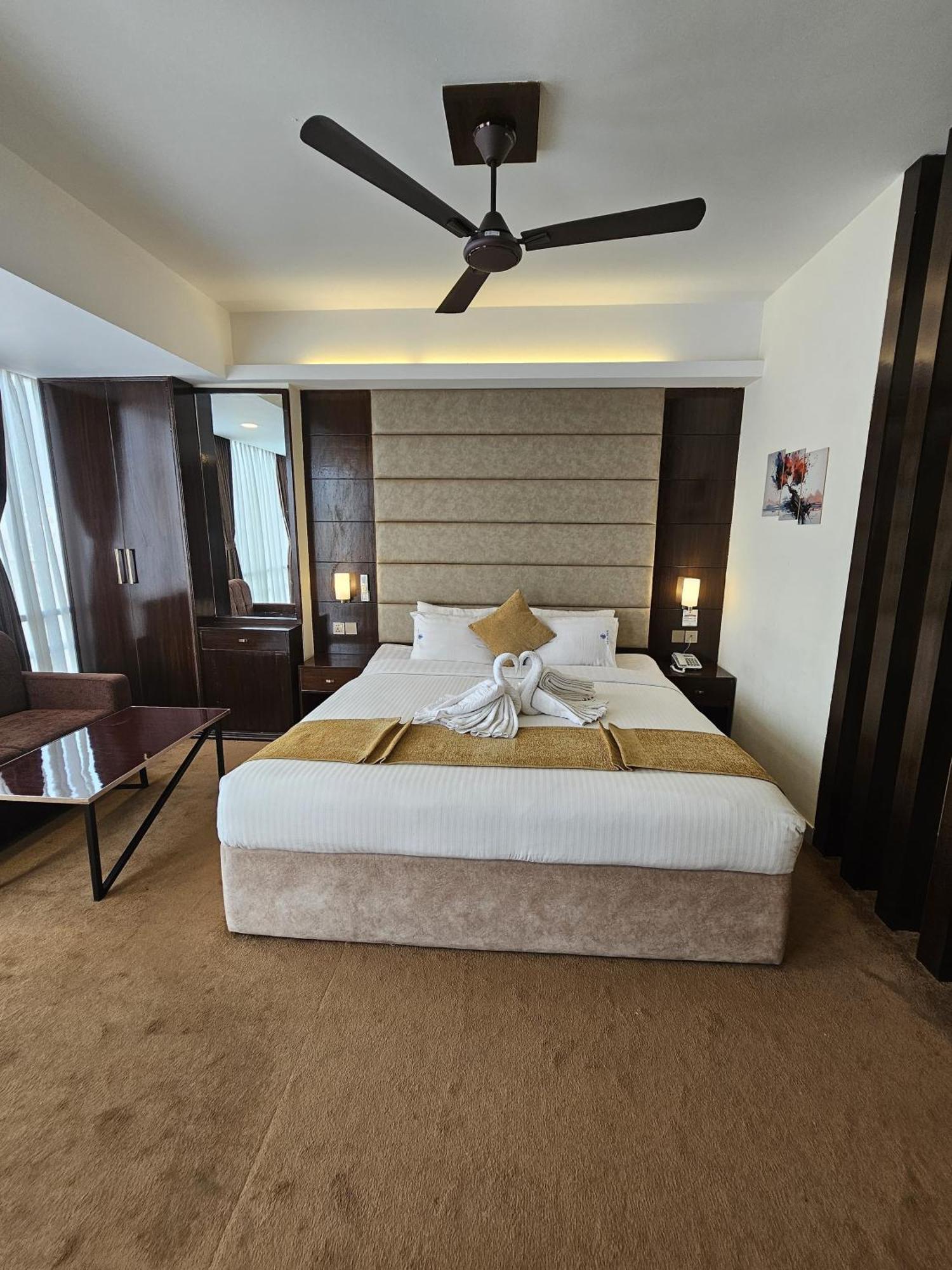 White Park Hotel & Suites Chittagong Bagian luar foto