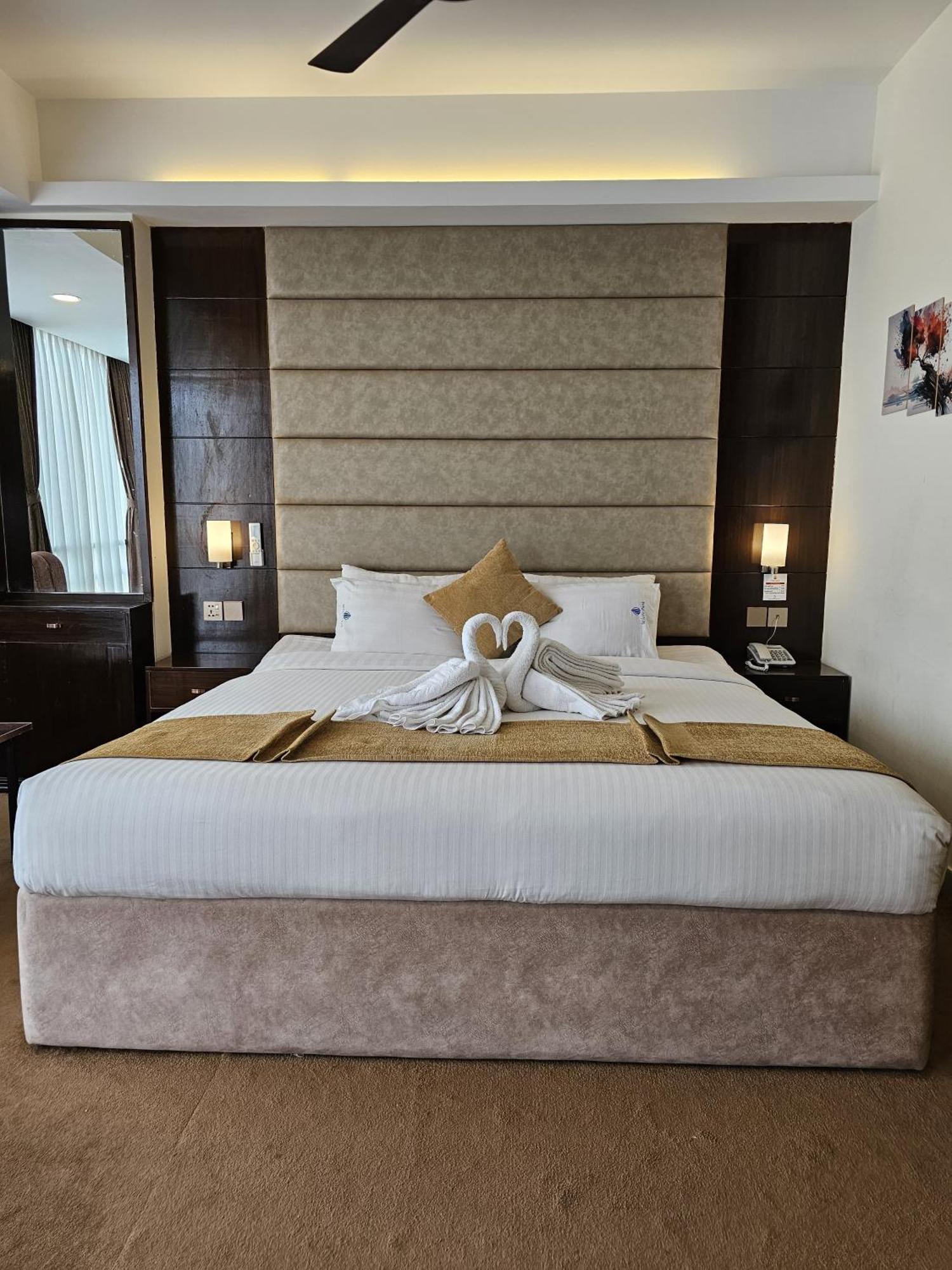 White Park Hotel & Suites Chittagong Bagian luar foto